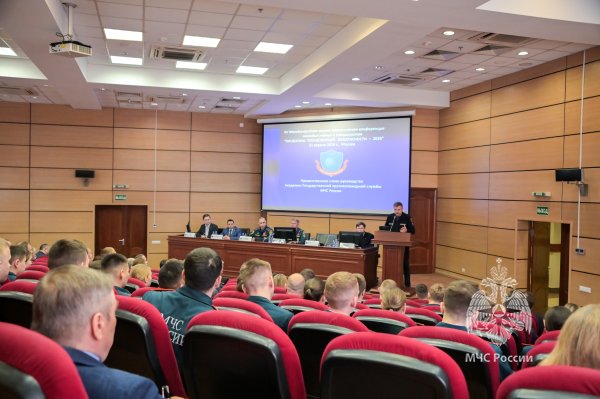 В Академии молодые специалисты обсудили актуальные вызовы безопасности